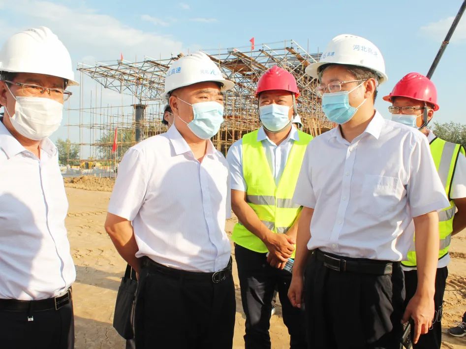 河北高速集團黨委副書記、副董事長、總經(jīng)理楊榮博深入石家莊東、石家莊南收費站改建工程項目檢查工作