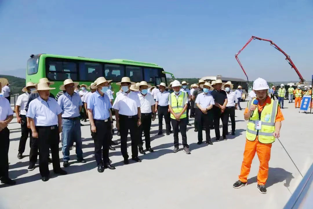 陜西省交通運(yùn)輸廳組織觀摩團(tuán)赴西安外環(huán)高速公路南段LJ-12合同段項目交流學(xué)習(xí)