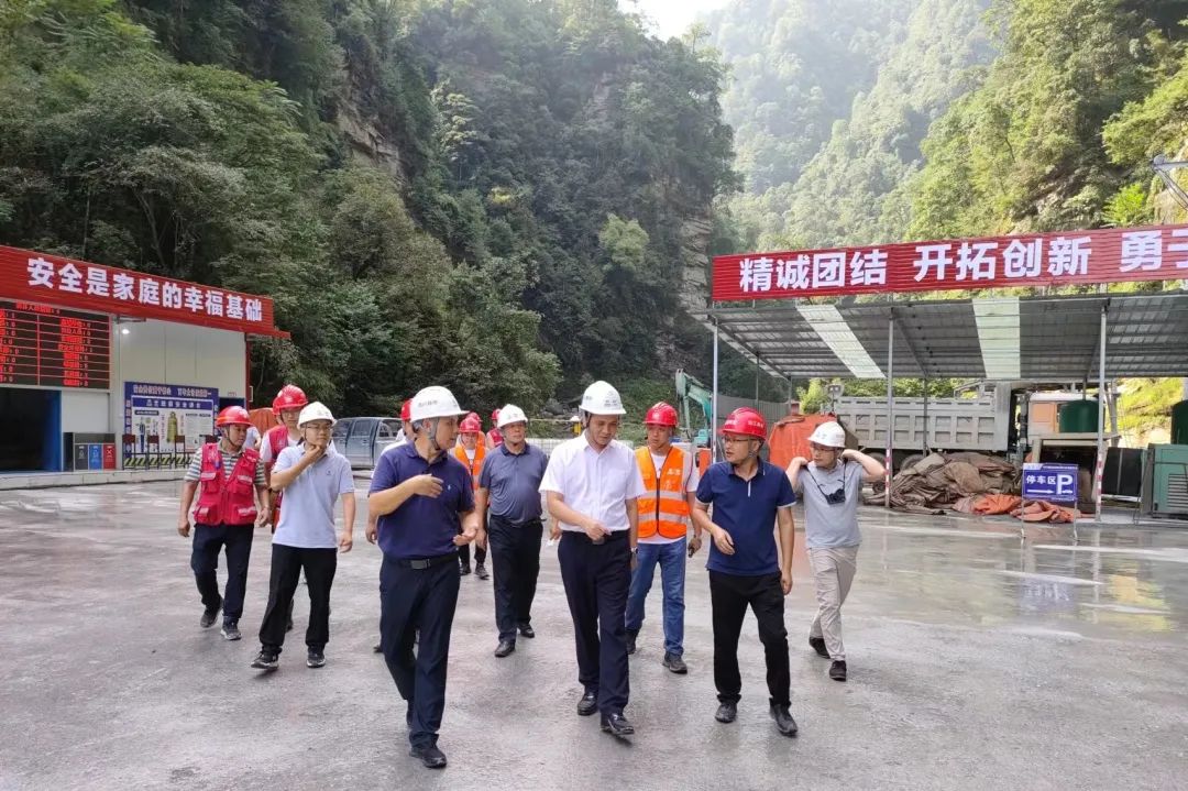 四川路橋黨委委員、紀(jì)委書記朱年紅赴宜金高速公路XJ6項(xiàng)目檢查指導(dǎo)工作
