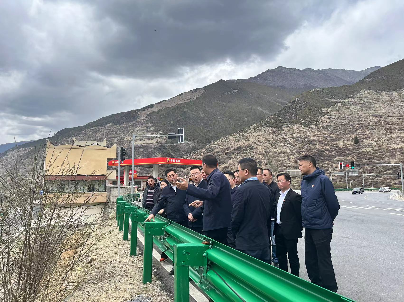 阿壩州委常委、州紀(jì)委書記、監(jiān)委主任袁震到都四山地軌道交通項(xiàng)目DSZH標(biāo)檢查指導(dǎo)工作